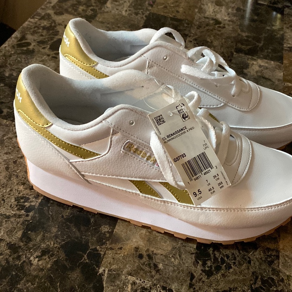 Nine & half ladies Reebok shoe new never been worn